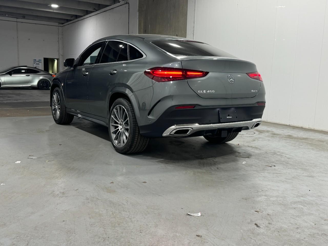 Mercedes-Benz GLE Vehicle Full-screen Gallery Image 3