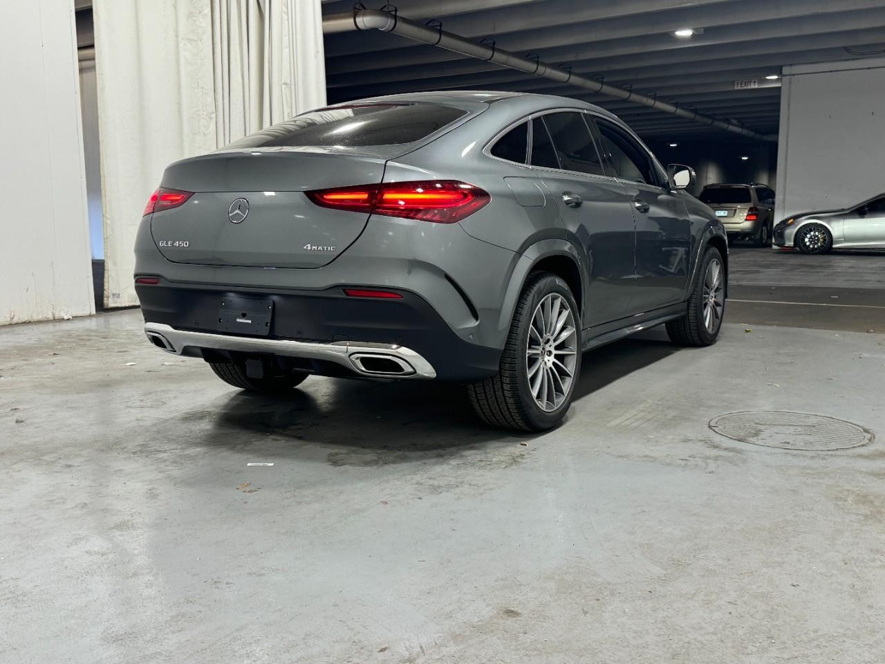 Mercedes-Benz GLE Vehicle Full-screen Gallery Image 4