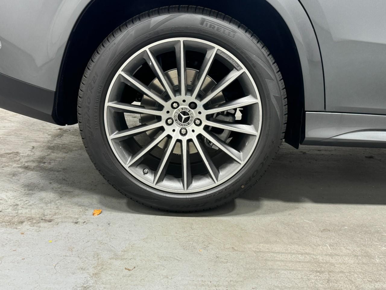 Mercedes-Benz GLE Vehicle Full-screen Gallery Image 5