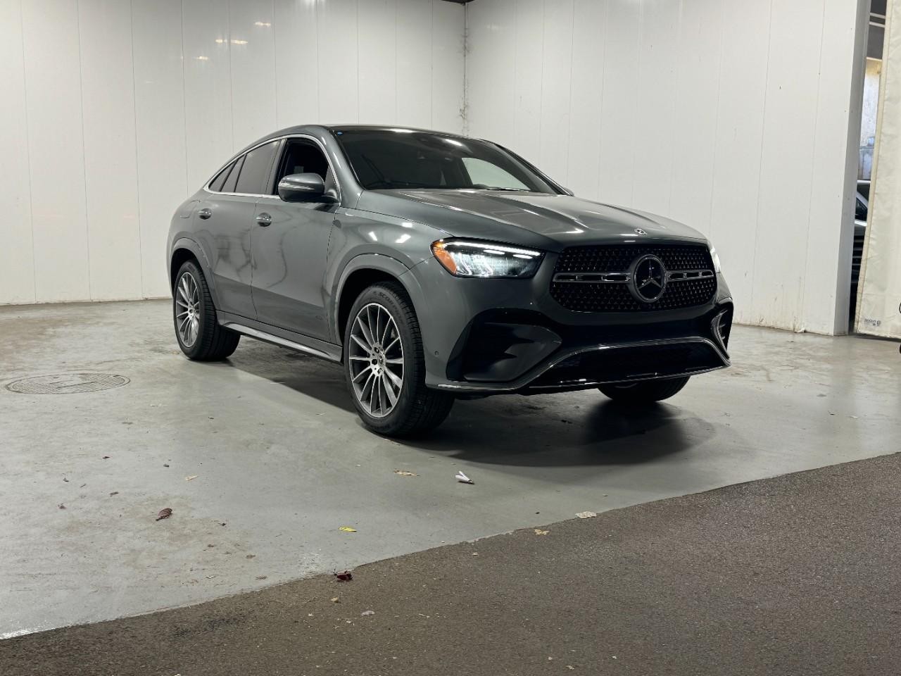 Mercedes-Benz GLE Vehicle Full-screen Gallery Image 6