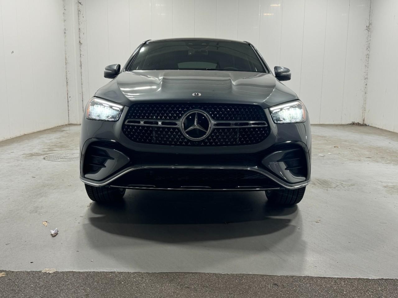 Mercedes-Benz GLE Vehicle Full-screen Gallery Image 7