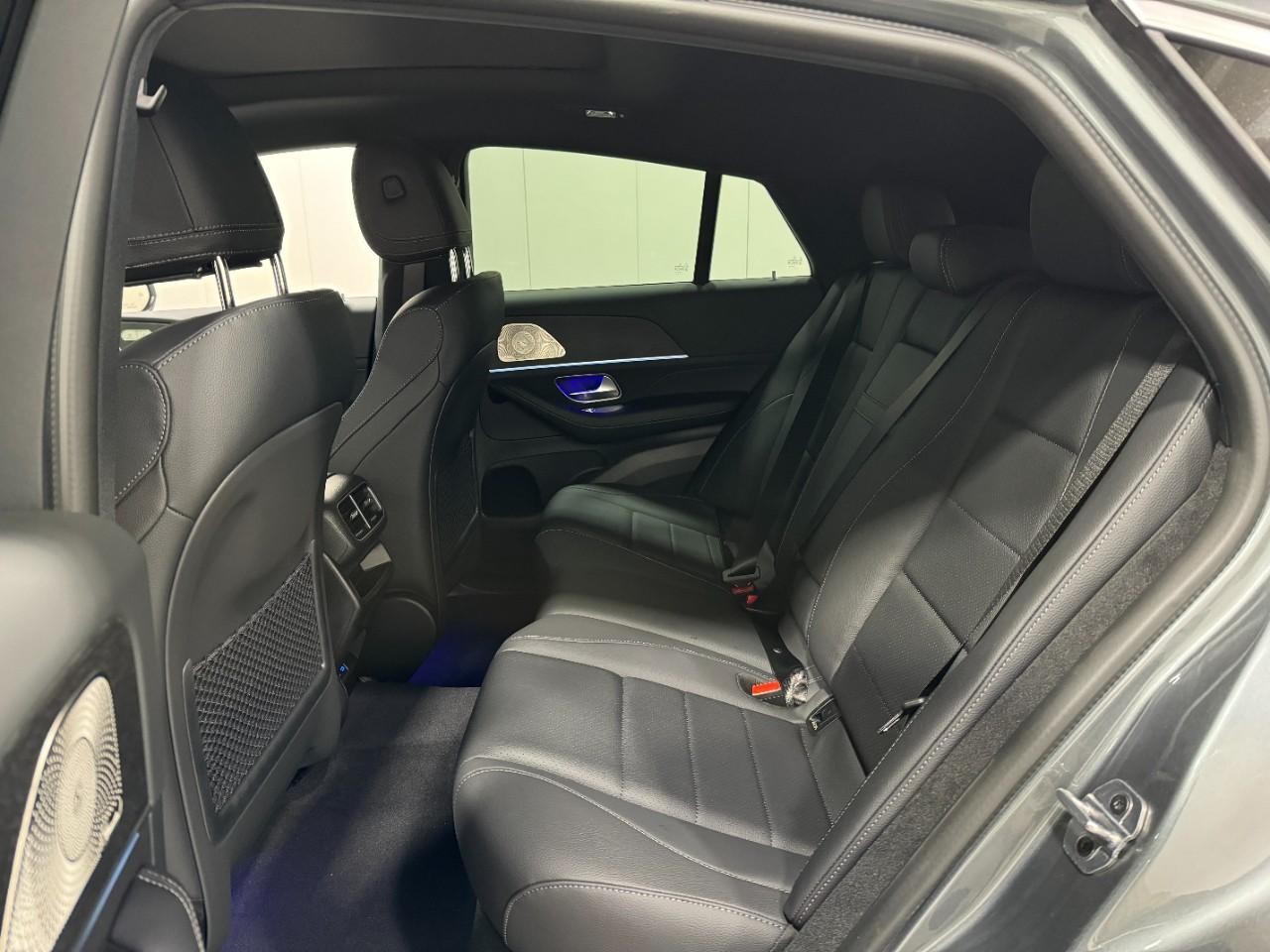 Mercedes-Benz GLE Vehicle Full-screen Gallery Image 8