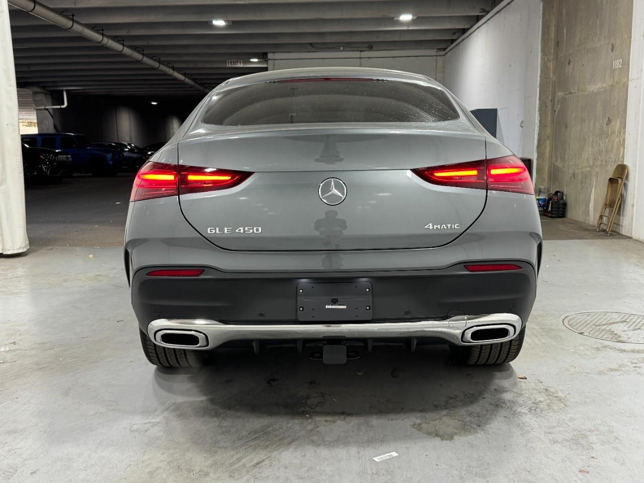 Mercedes-Benz GLE Vehicle Full-screen Gallery Image 9