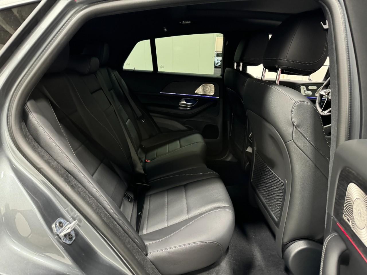 Mercedes-Benz GLE Vehicle Full-screen Gallery Image 10