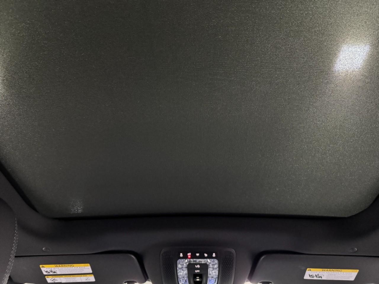 Mercedes-Benz GLE Vehicle Full-screen Gallery Image 11