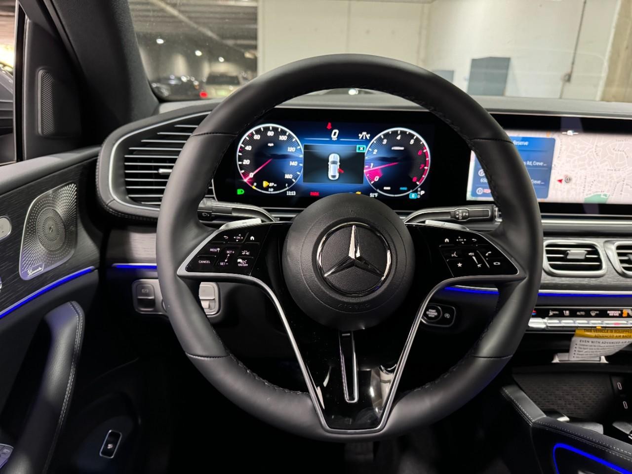 Mercedes-Benz GLE Vehicle Full-screen Gallery Image 13