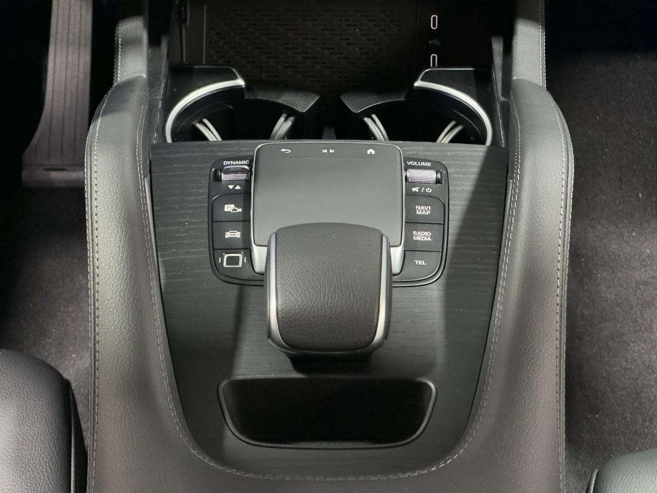 Mercedes-Benz GLE Vehicle Full-screen Gallery Image 16