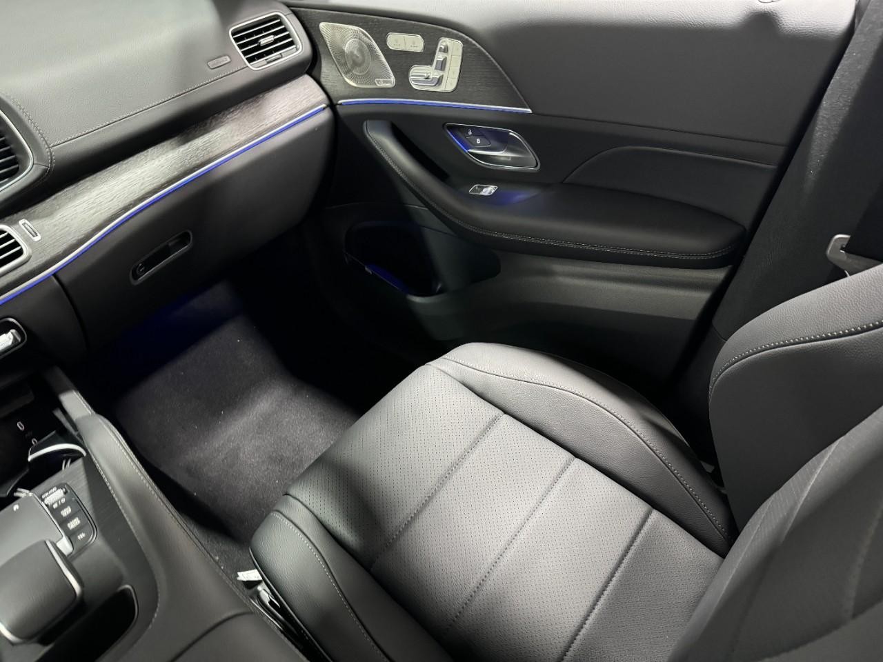 Mercedes-Benz GLE Vehicle Full-screen Gallery Image 17