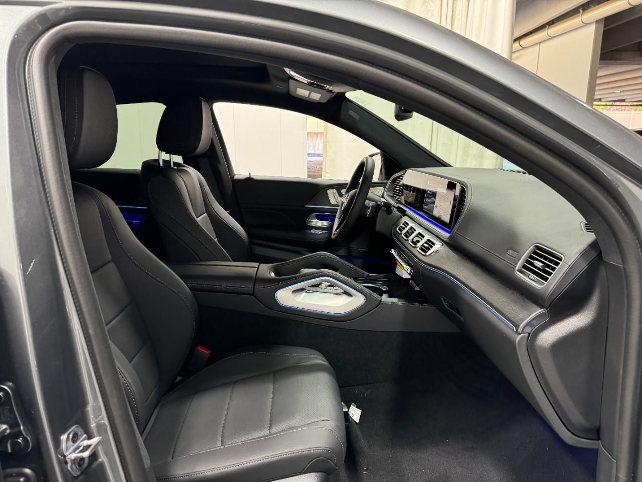 Mercedes-Benz GLE Vehicle Full-screen Gallery Image 18