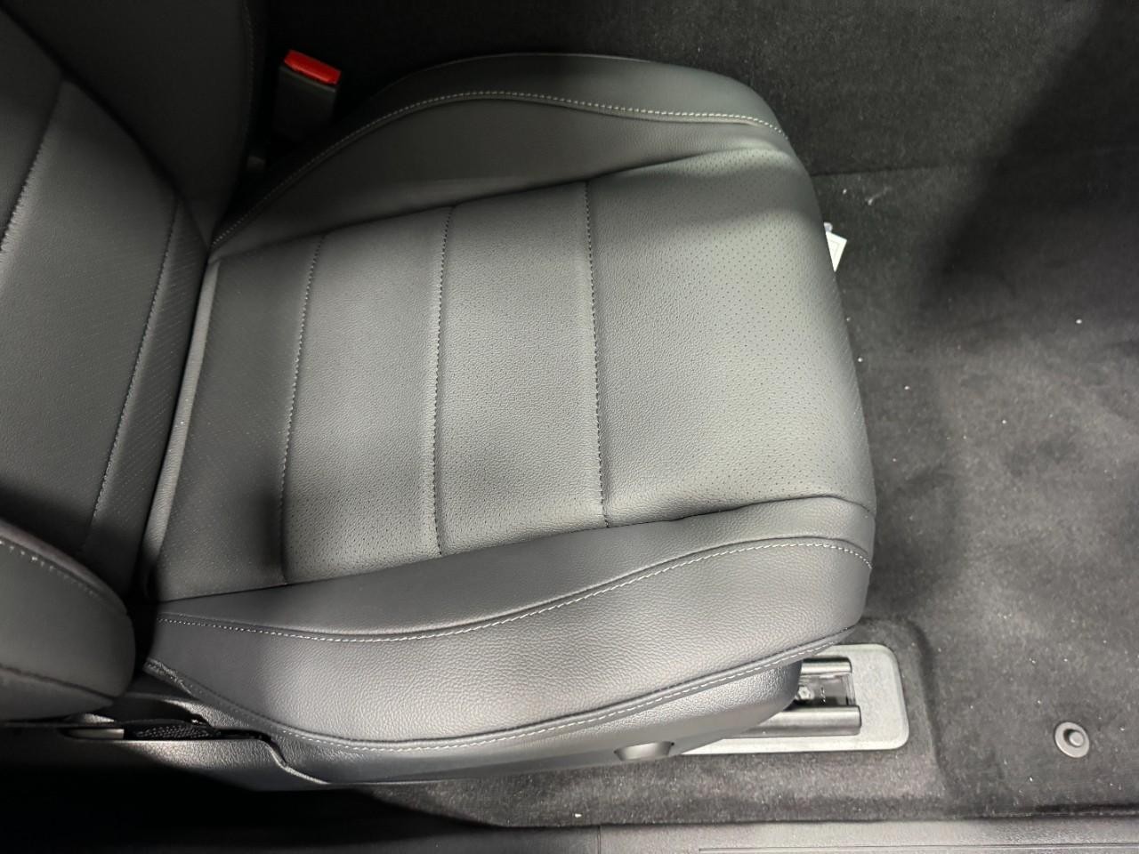 Mercedes-Benz GLE Vehicle Full-screen Gallery Image 19