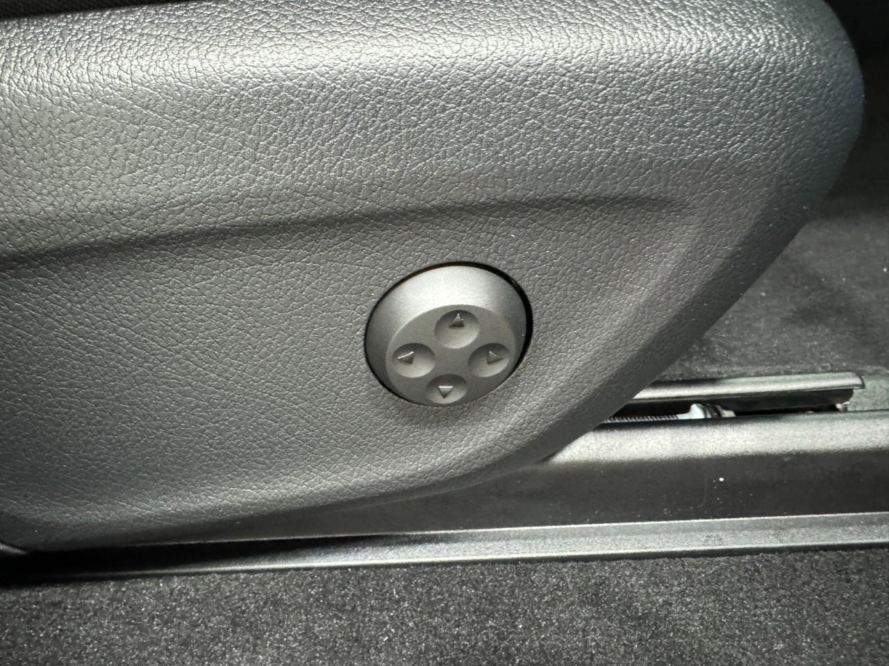 Mercedes-Benz GLE Vehicle Full-screen Gallery Image 20