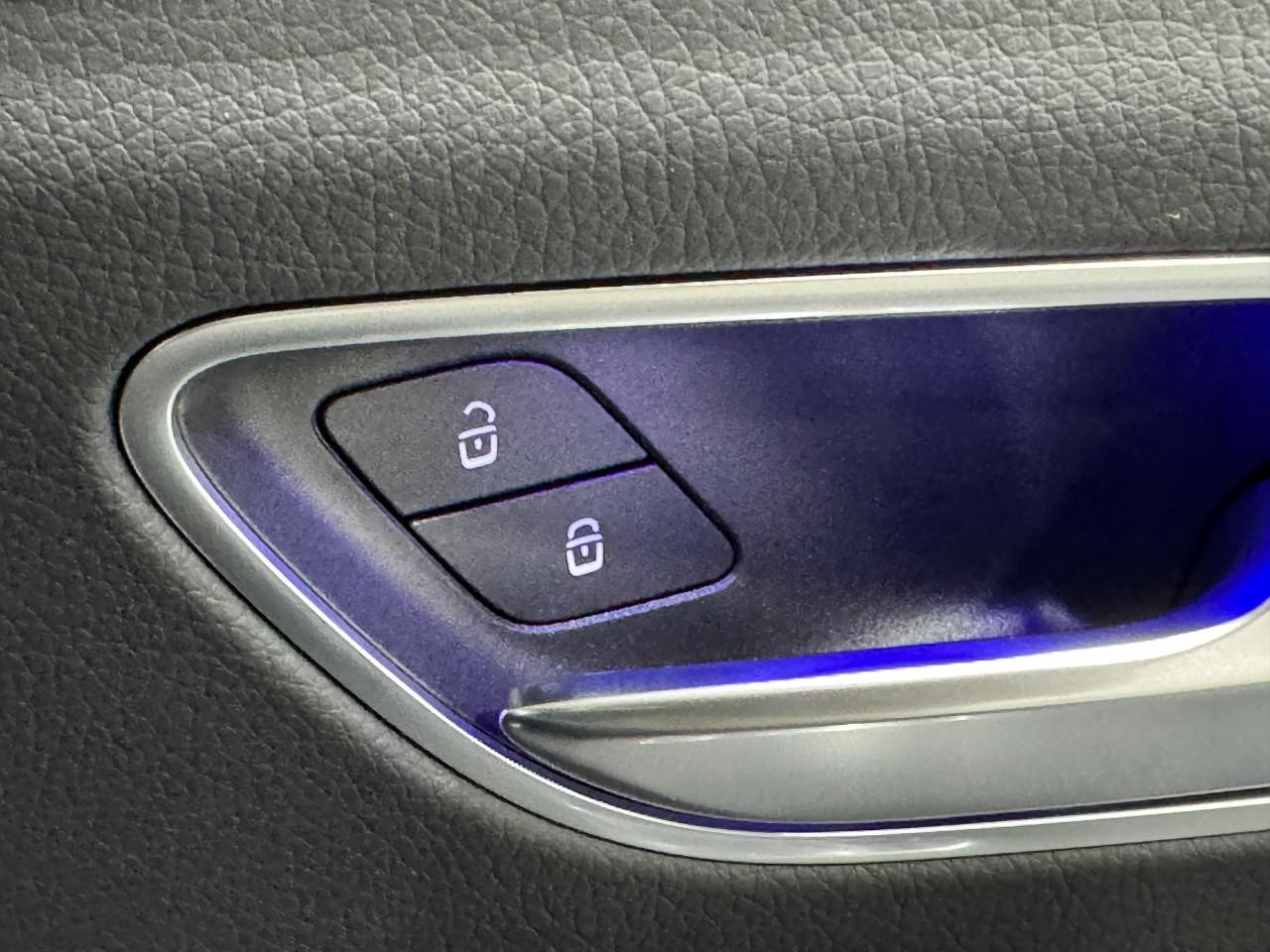 Mercedes-Benz GLE Vehicle Full-screen Gallery Image 22