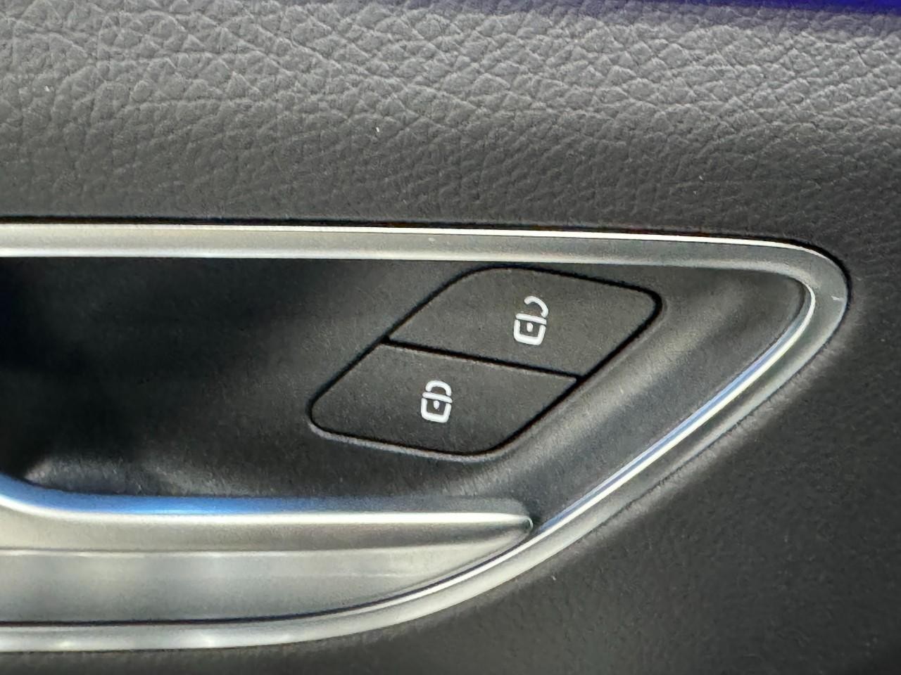 Mercedes-Benz GLE Vehicle Full-screen Gallery Image 26