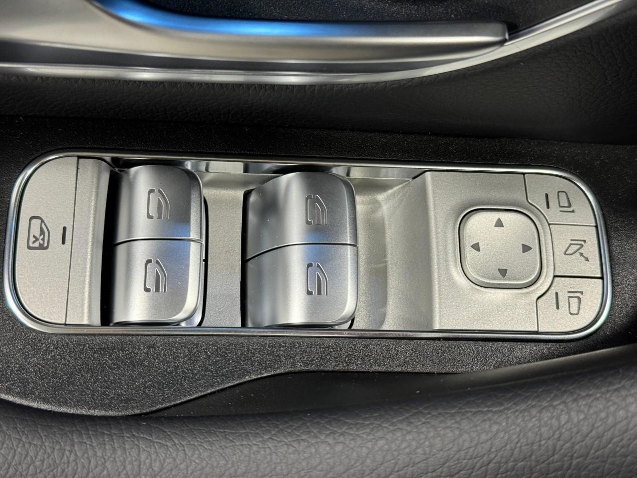 Mercedes-Benz GLE Vehicle Full-screen Gallery Image 27