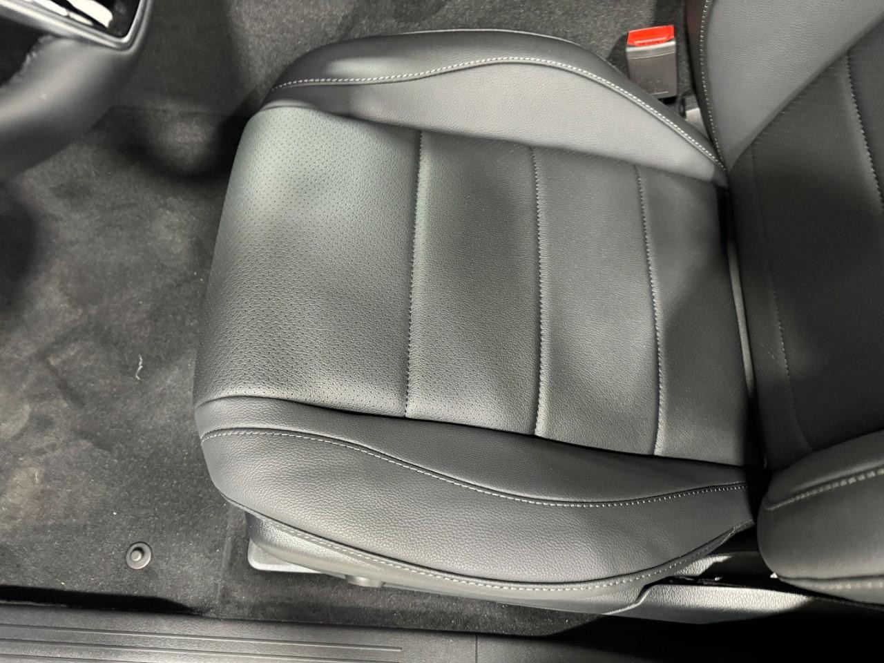 Mercedes-Benz GLE Vehicle Full-screen Gallery Image 30