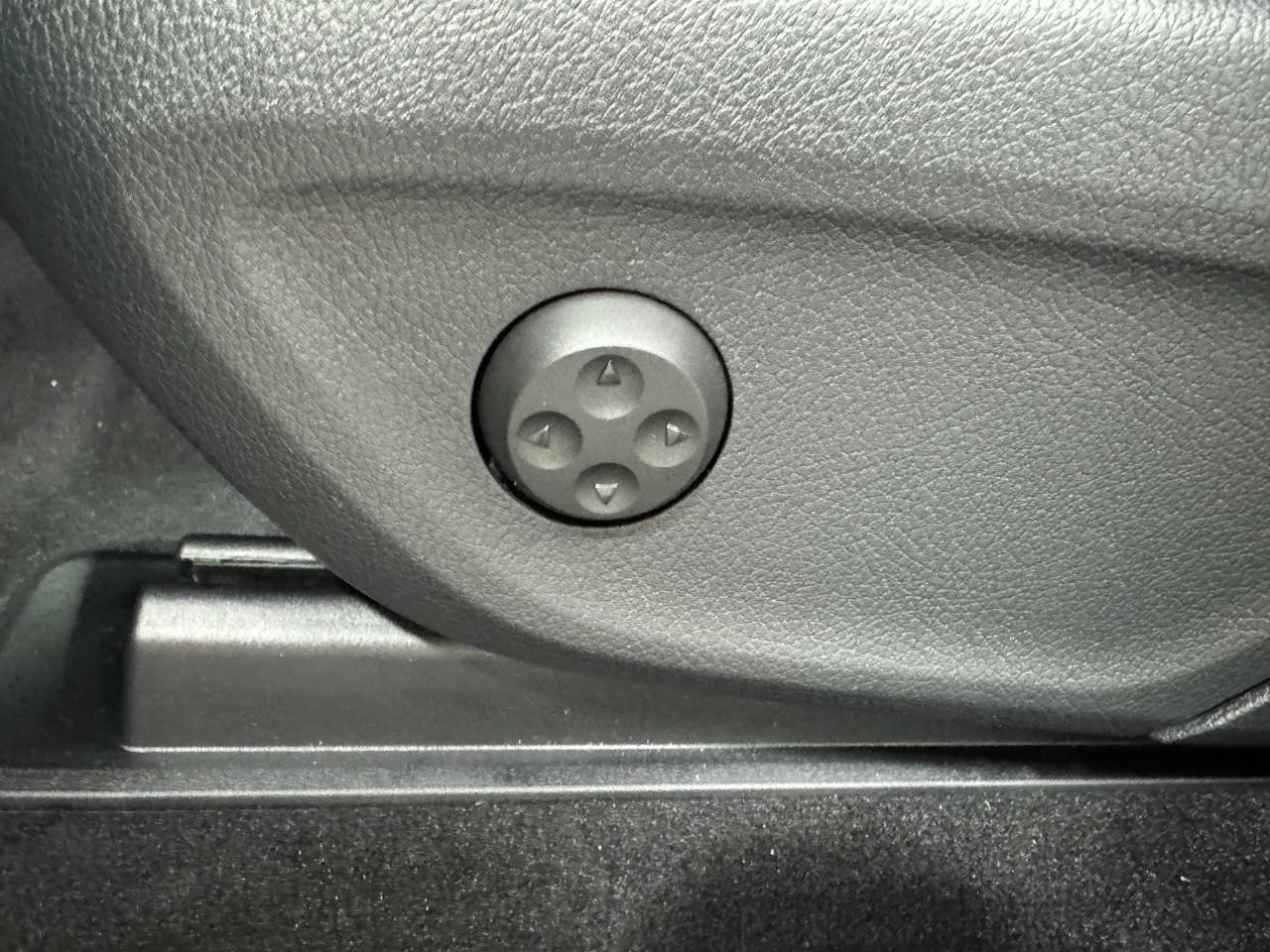 Mercedes-Benz GLE Vehicle Full-screen Gallery Image 31