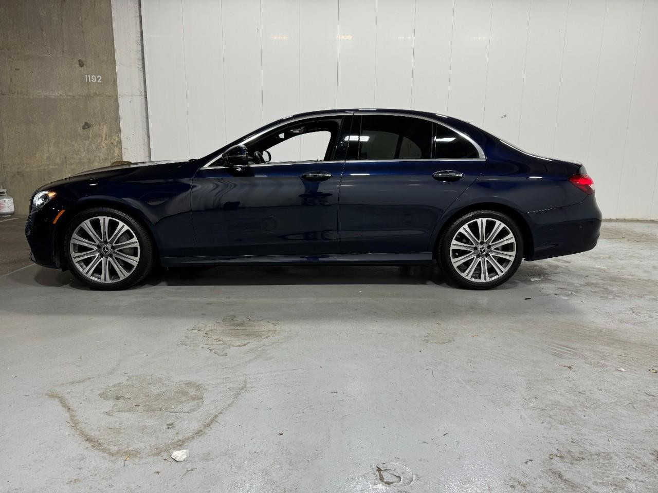 Mercedes-Benz E-Class Vehicle Full-screen Gallery Image 2