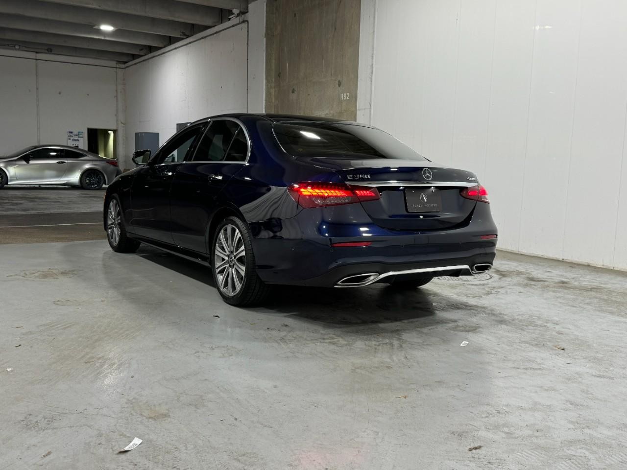 Mercedes-Benz E-Class Vehicle Full-screen Gallery Image 3