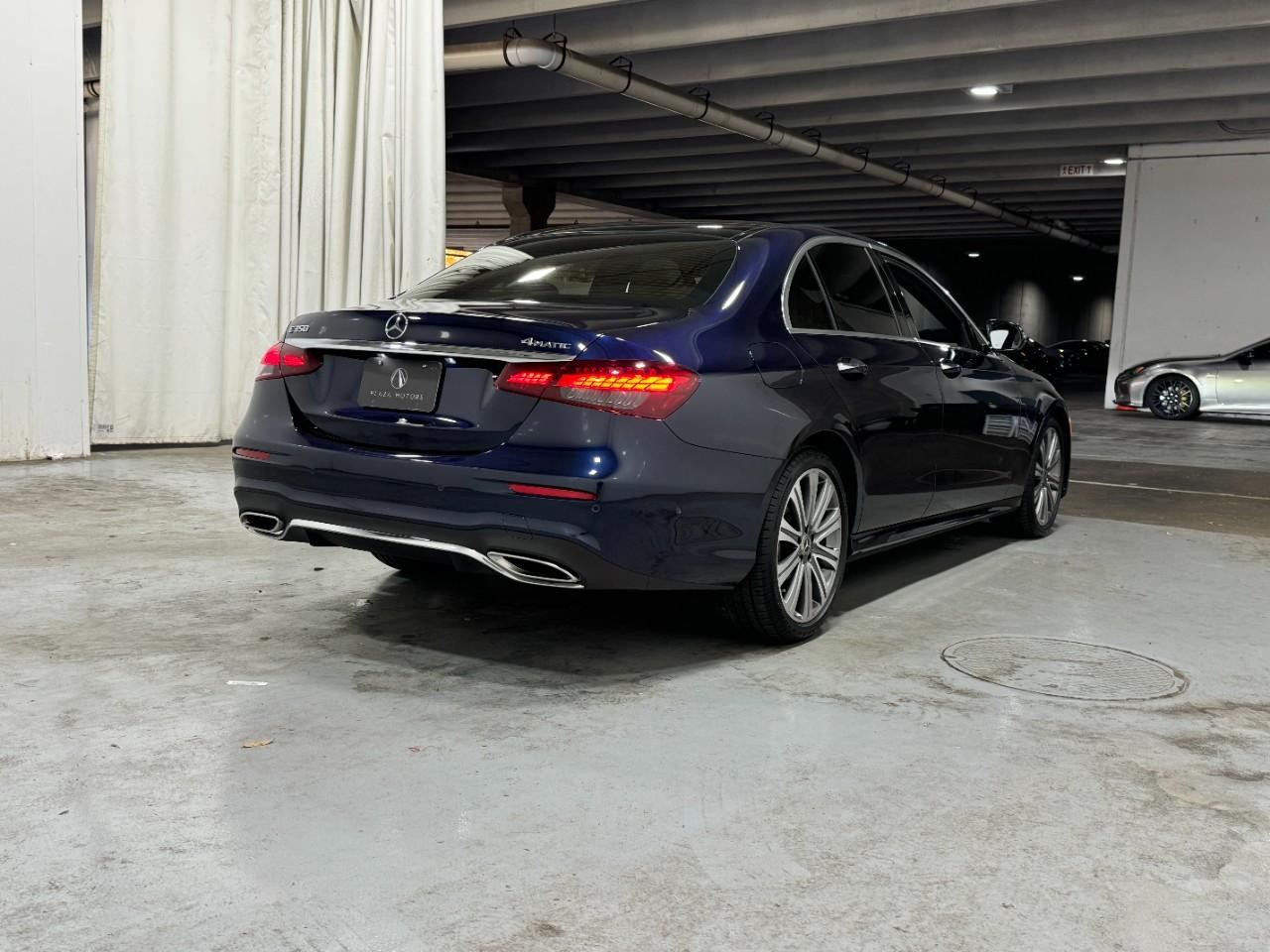 Mercedes-Benz E-Class Vehicle Full-screen Gallery Image 4