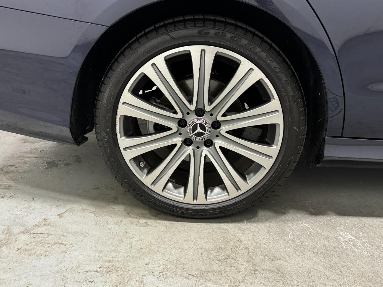 Mercedes-Benz E-Class Vehicle Full-screen Gallery Image 5