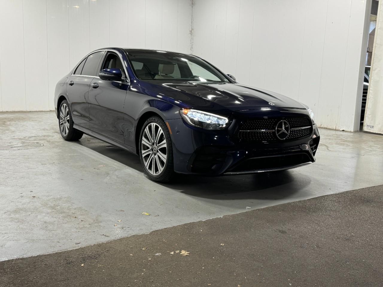 Mercedes-Benz E-Class Vehicle Full-screen Gallery Image 6