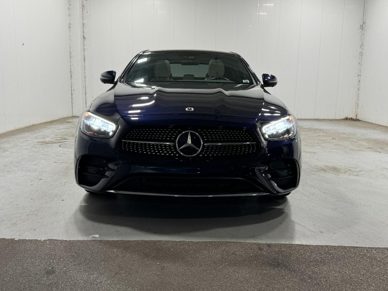 Mercedes-Benz E-Class Vehicle Full-screen Gallery Image 7