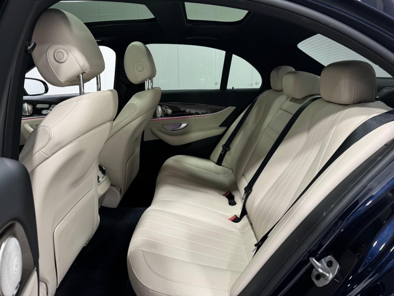 Mercedes-Benz E-Class Vehicle Full-screen Gallery Image 8