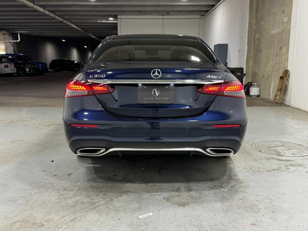 Mercedes-Benz E-Class Vehicle Full-screen Gallery Image 9