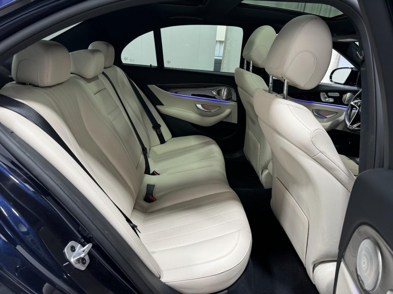 Mercedes-Benz E-Class Vehicle Full-screen Gallery Image 10