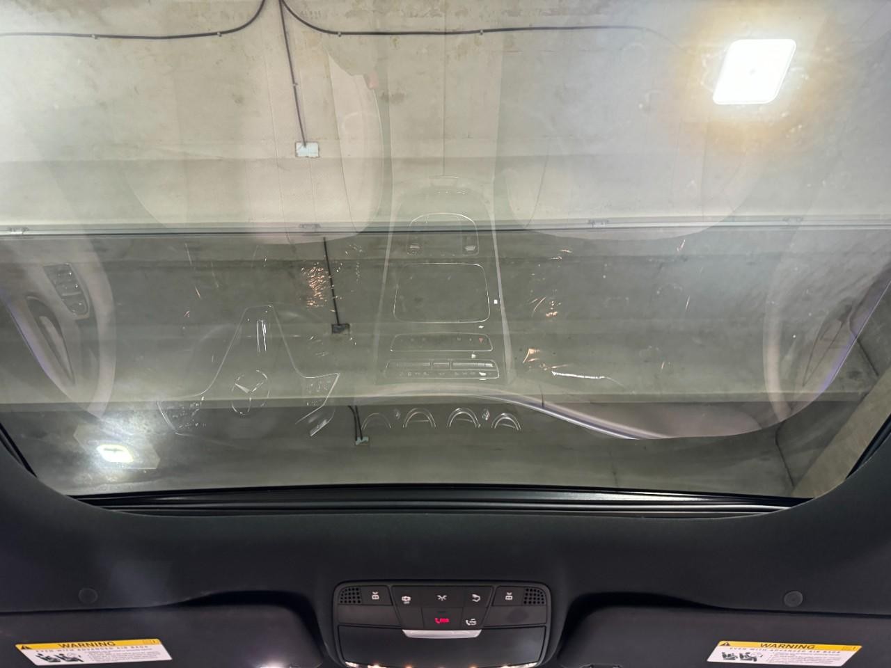 Mercedes-Benz E-Class Vehicle Full-screen Gallery Image 11