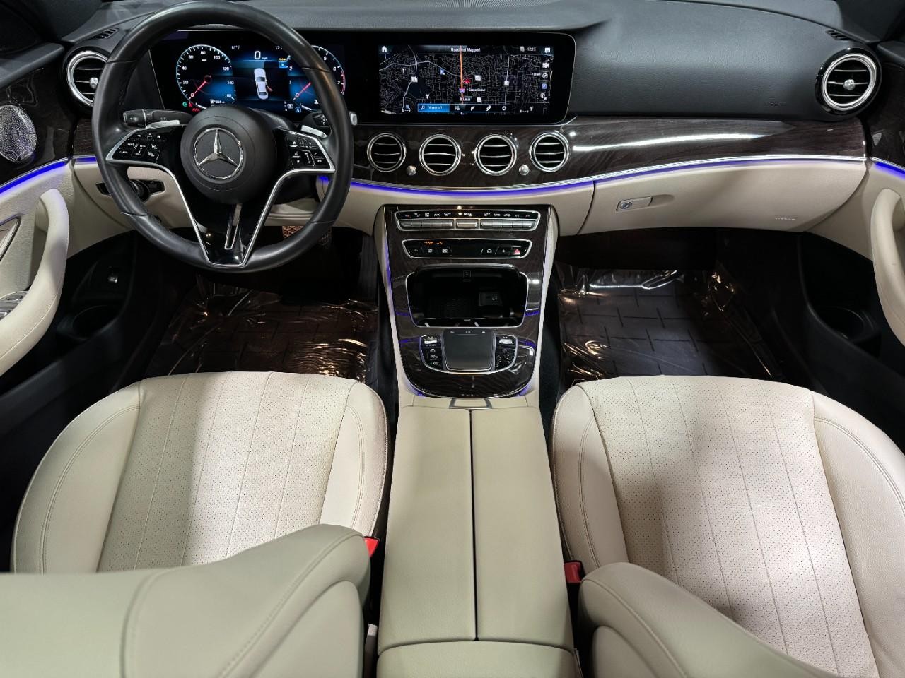 Mercedes-Benz E-Class Vehicle Full-screen Gallery Image 12