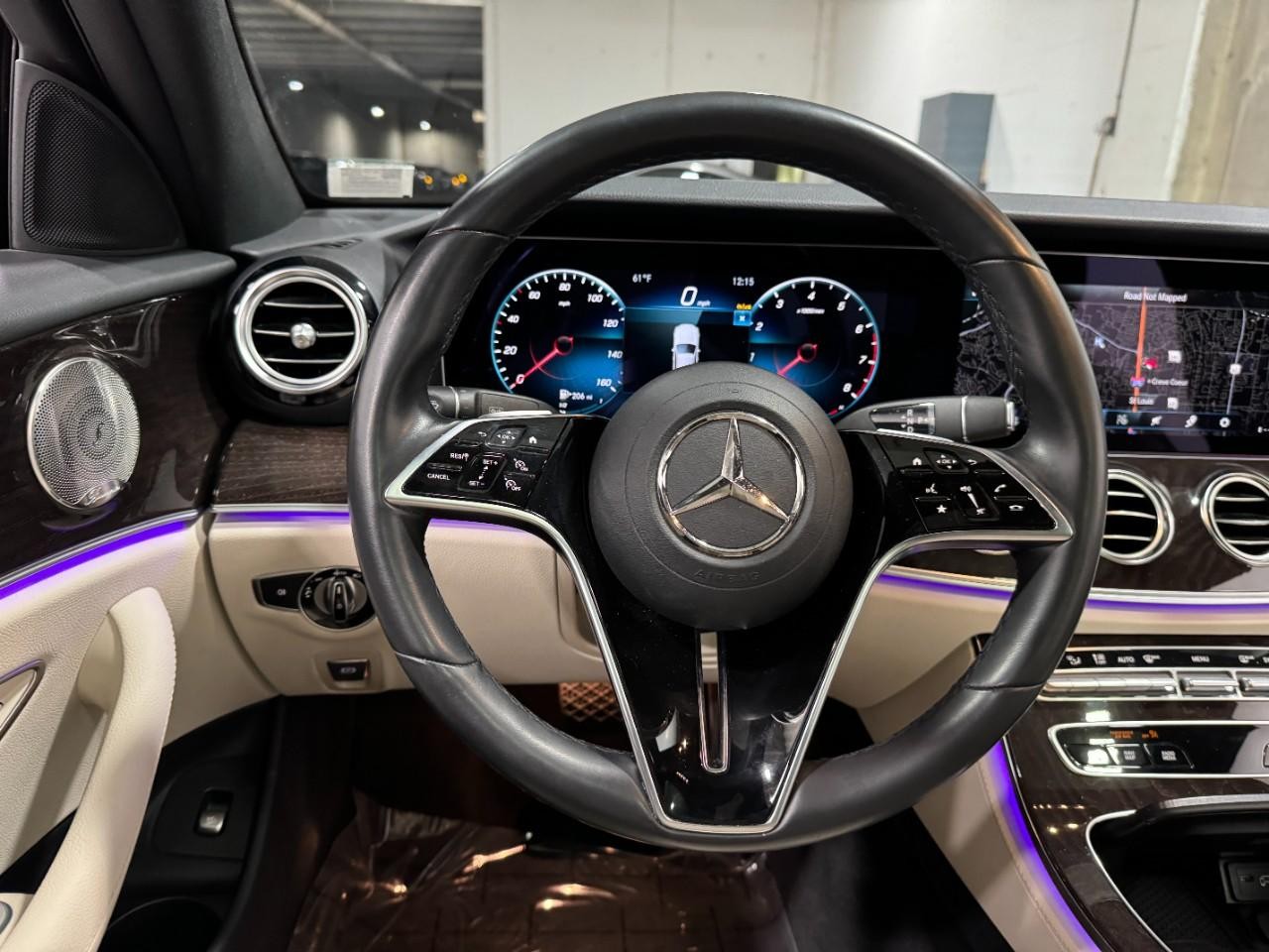 Mercedes-Benz E-Class Vehicle Full-screen Gallery Image 13