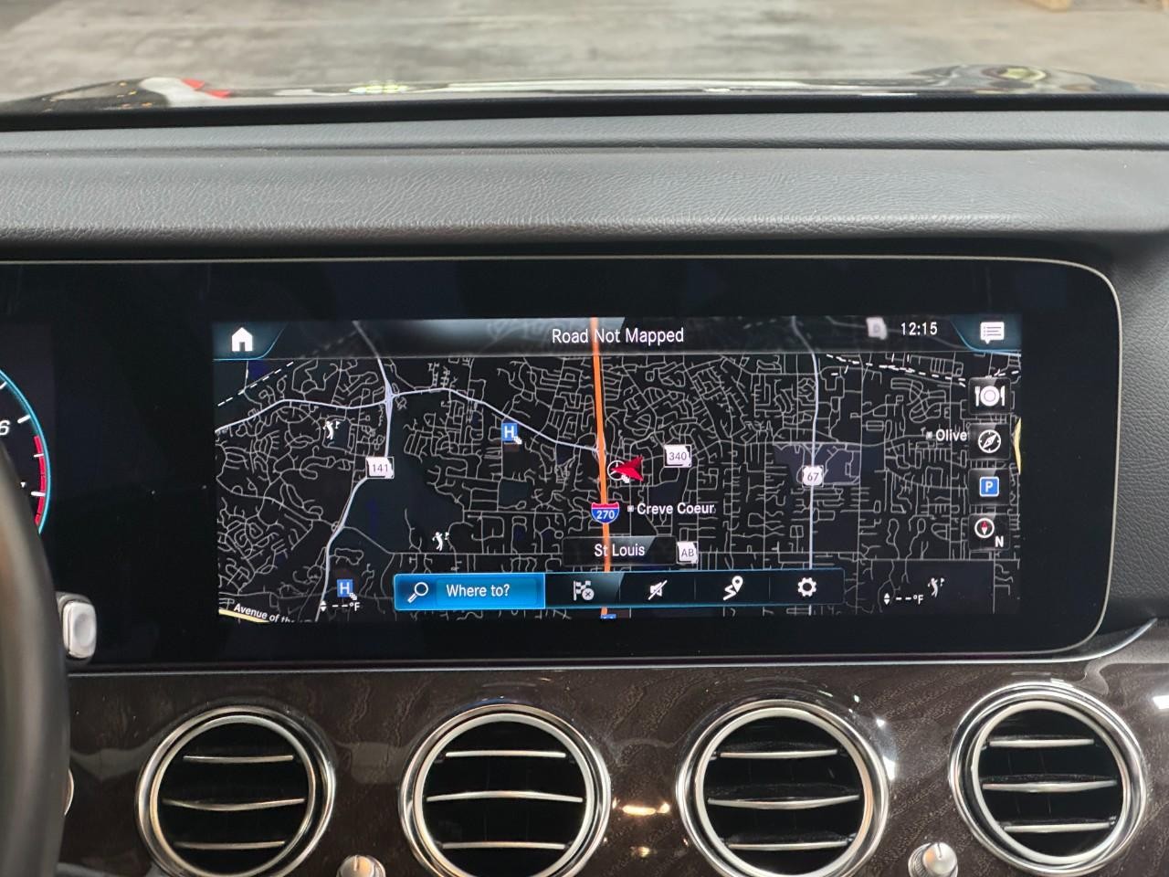 Mercedes-Benz E-Class Vehicle Full-screen Gallery Image 14