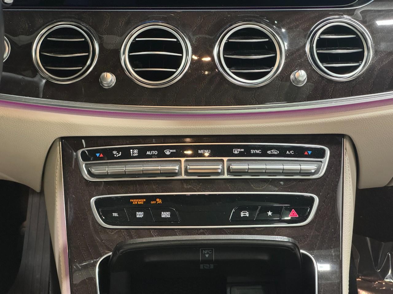 Mercedes-Benz E-Class Vehicle Full-screen Gallery Image 15