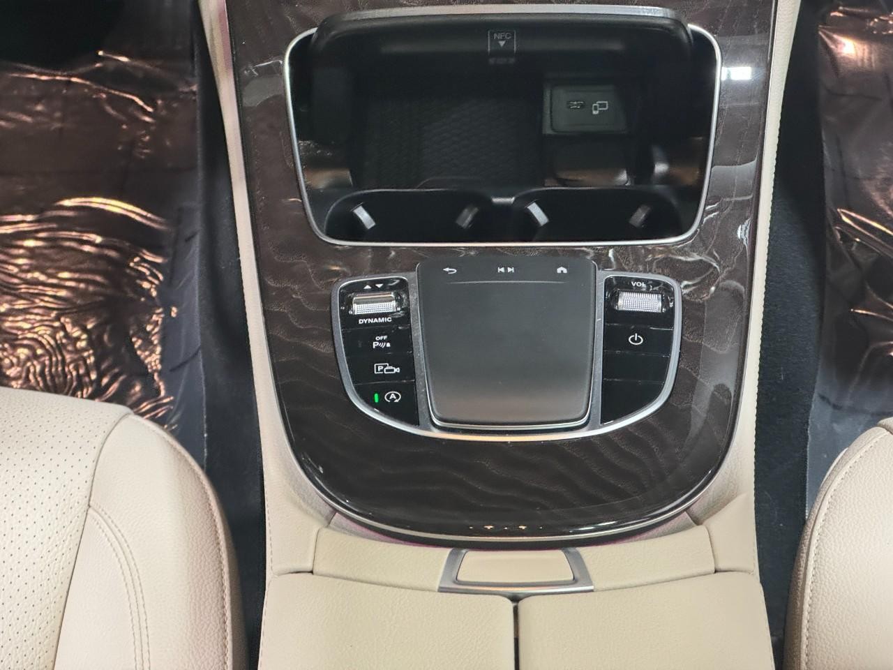 Mercedes-Benz E-Class Vehicle Full-screen Gallery Image 16