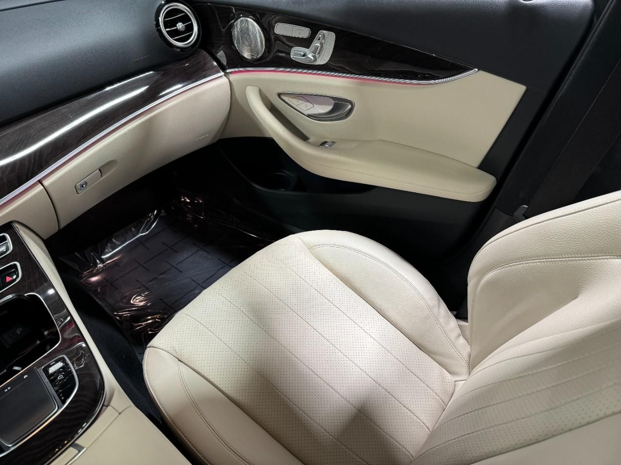 Mercedes-Benz E-Class Vehicle Full-screen Gallery Image 17