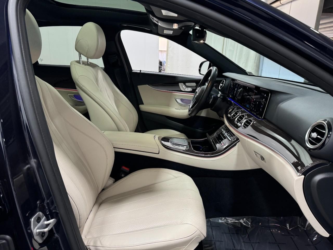 Mercedes-Benz E-Class Vehicle Full-screen Gallery Image 18