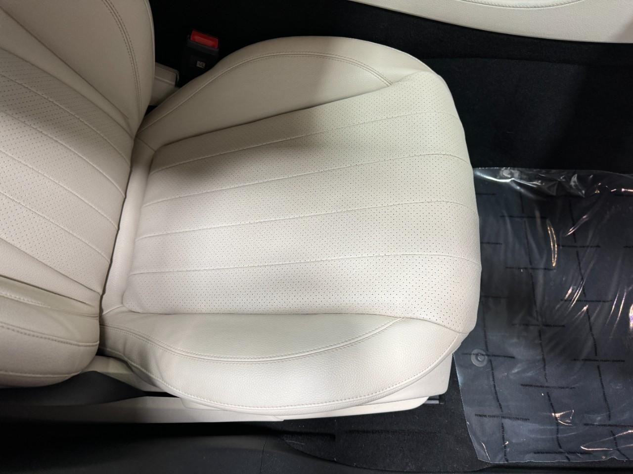 Mercedes-Benz E-Class Vehicle Full-screen Gallery Image 19