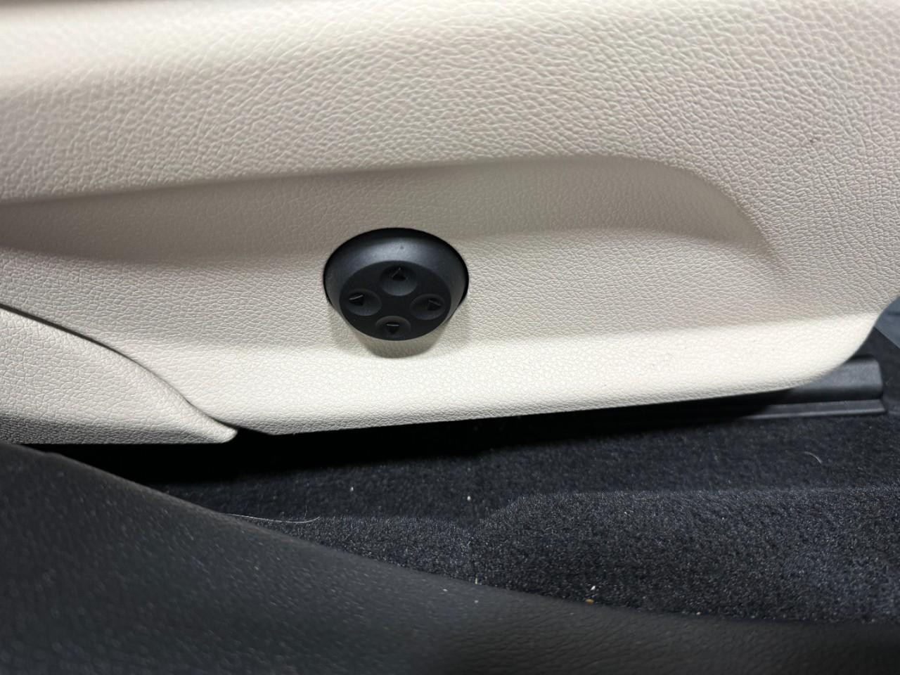 Mercedes-Benz E-Class Vehicle Full-screen Gallery Image 20