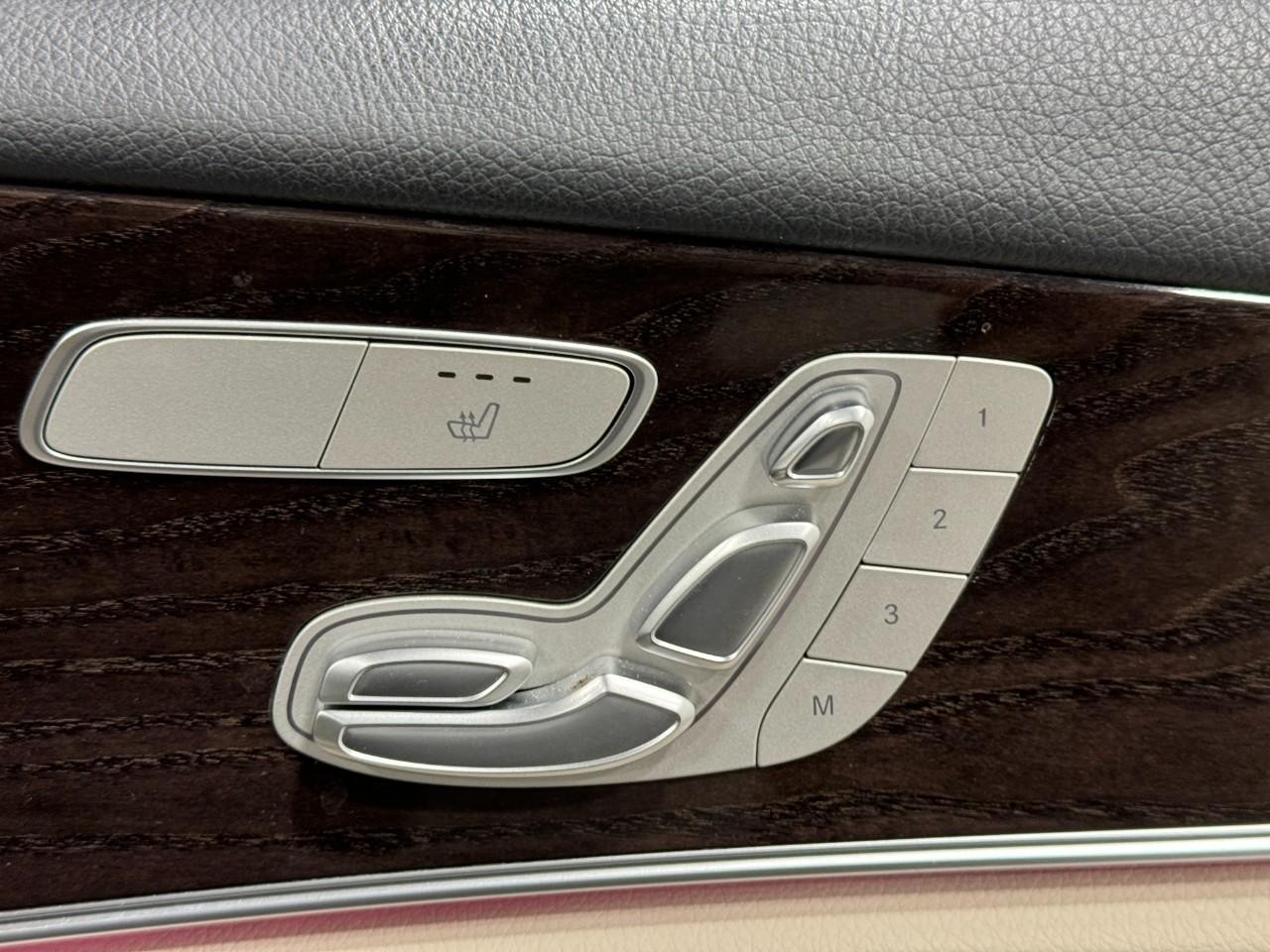 Mercedes-Benz E-Class Vehicle Full-screen Gallery Image 21