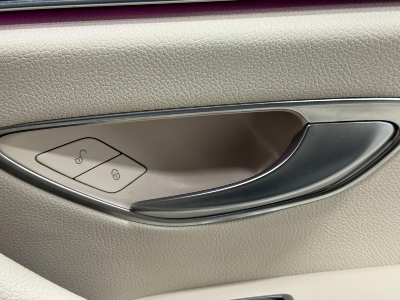 Mercedes-Benz E-Class Vehicle Full-screen Gallery Image 22