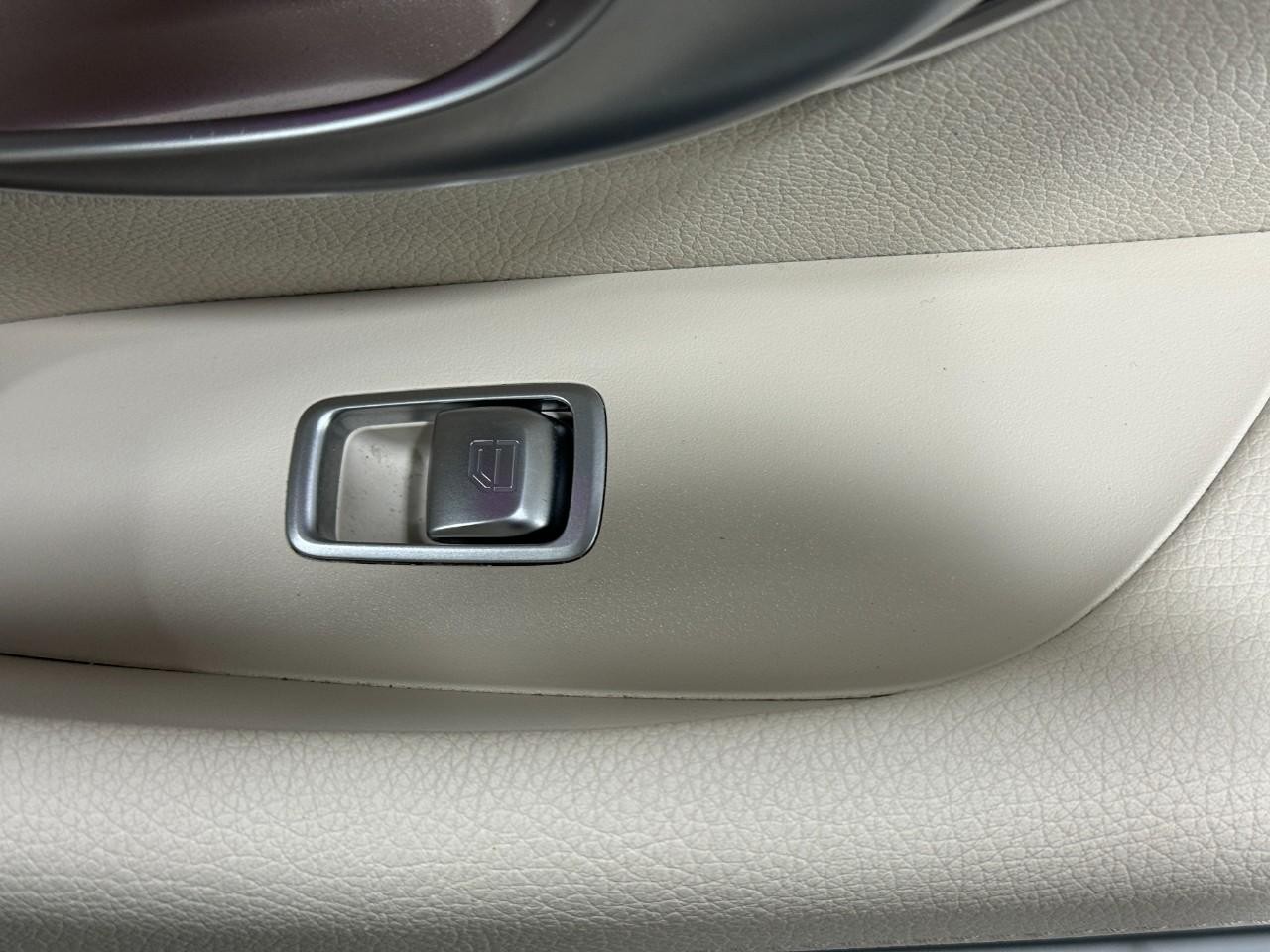 Mercedes-Benz E-Class Vehicle Full-screen Gallery Image 23