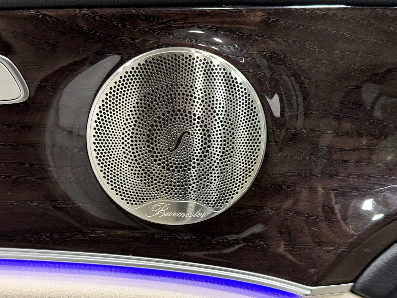 Mercedes-Benz E-Class Vehicle Full-screen Gallery Image 24