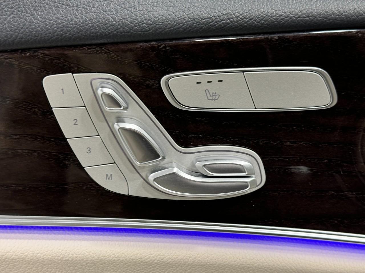 Mercedes-Benz E-Class Vehicle Full-screen Gallery Image 25