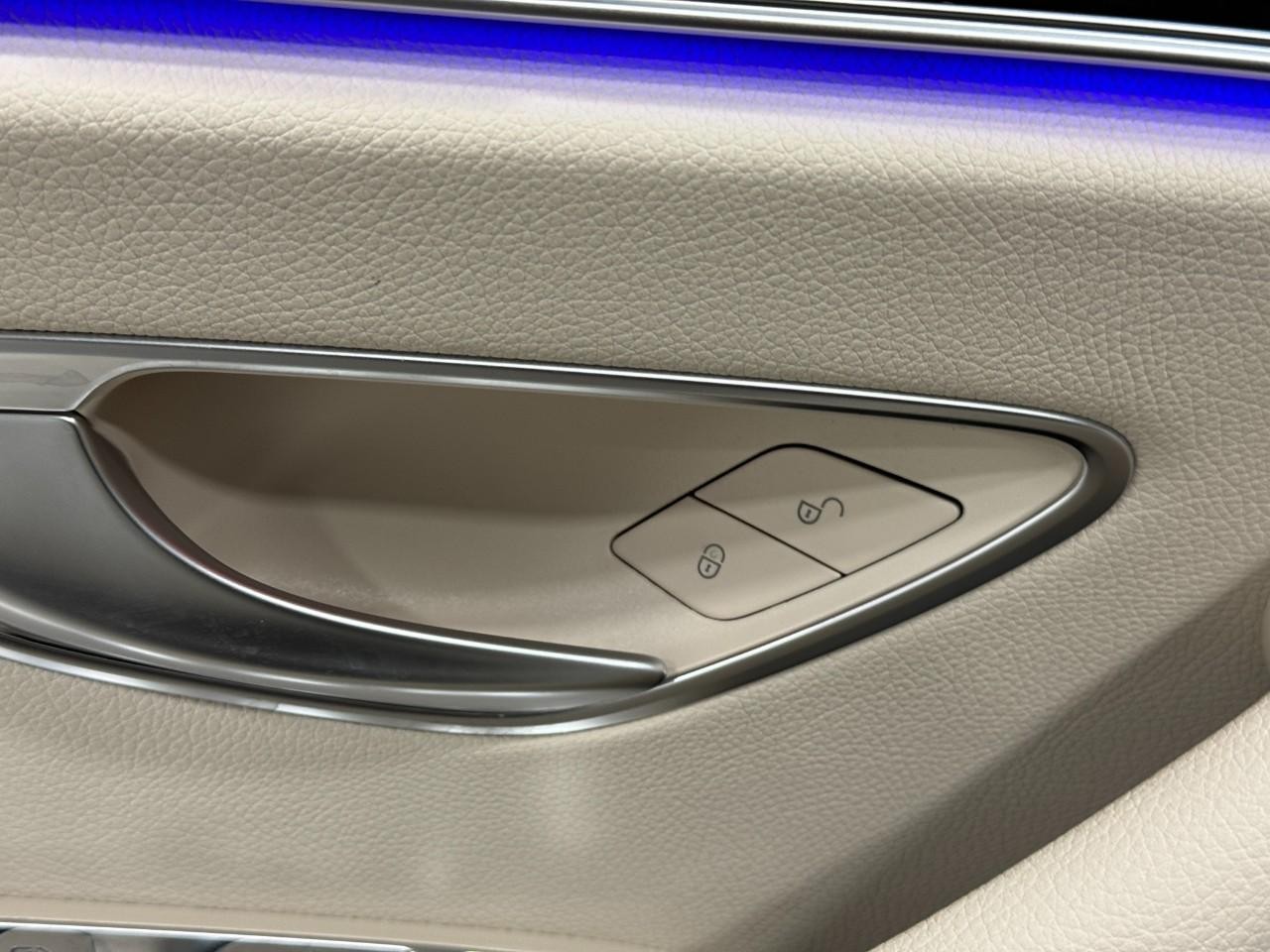 Mercedes-Benz E-Class Vehicle Full-screen Gallery Image 26