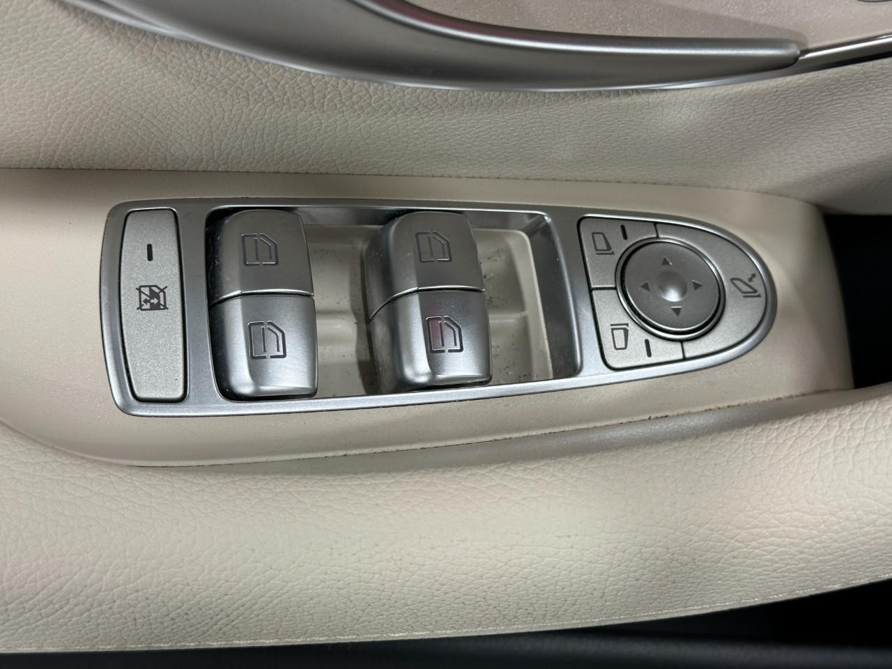 Mercedes-Benz E-Class Vehicle Full-screen Gallery Image 27