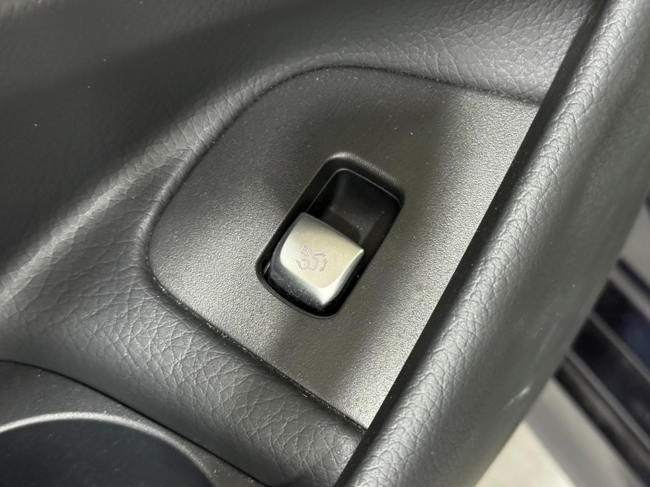 Mercedes-Benz E-Class Vehicle Full-screen Gallery Image 28