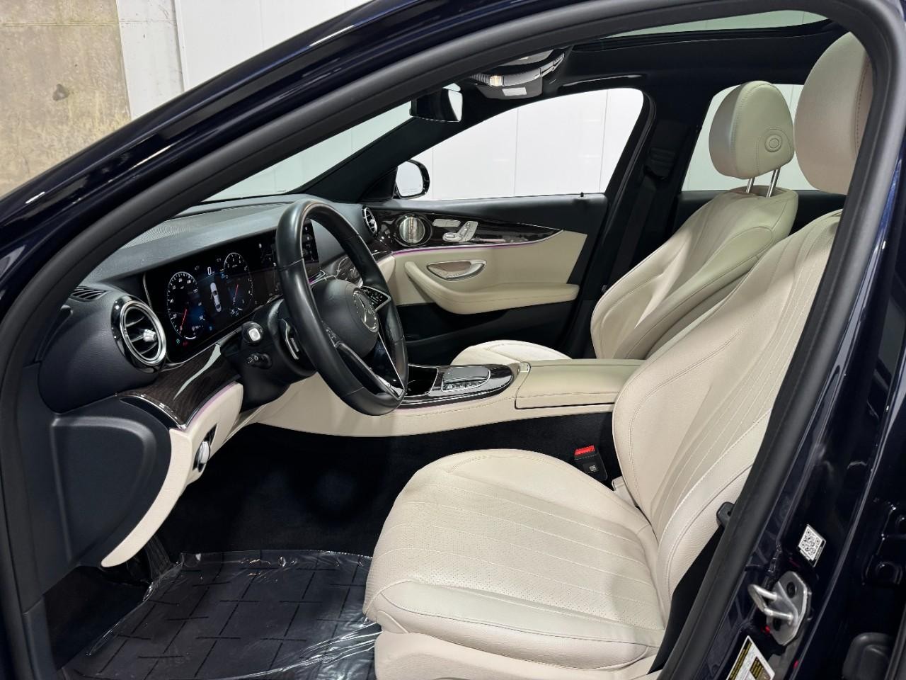 Mercedes-Benz E-Class Vehicle Full-screen Gallery Image 29