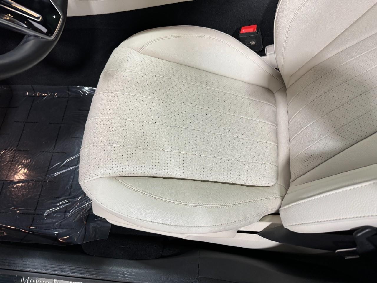 Mercedes-Benz E-Class Vehicle Full-screen Gallery Image 30