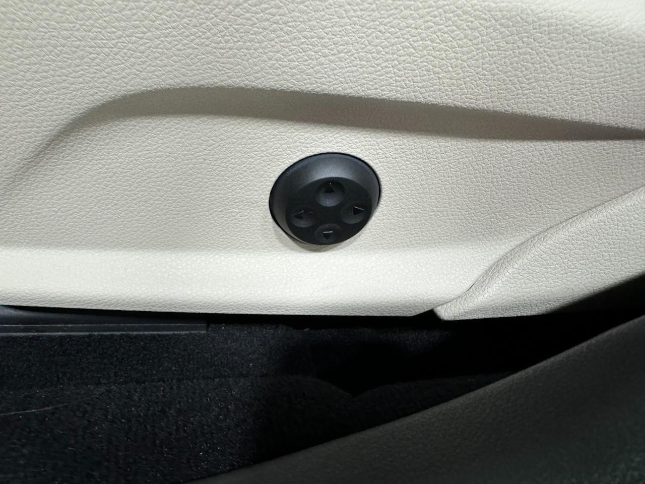 Mercedes-Benz E-Class Vehicle Full-screen Gallery Image 31